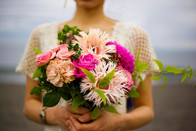 Nahaufnahme einer Frau mit einem Blumenstrauß
