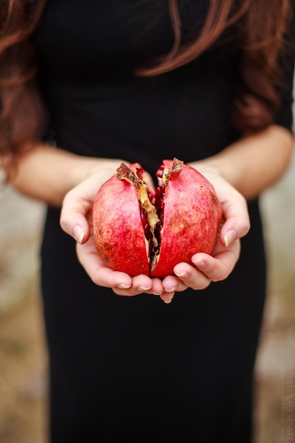 Foto nahaufnahme einer frau mit einem granatapfel