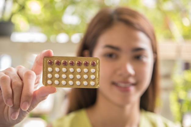 Foto nahaufnahme einer frau mit einer blisterpackung