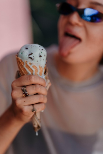 Foto nahaufnahme einer frau mit eis in der hand