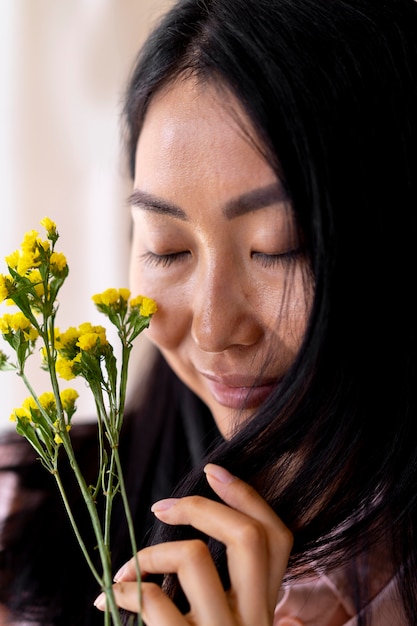 Foto nahaufnahme einer frau mit gelben blumen