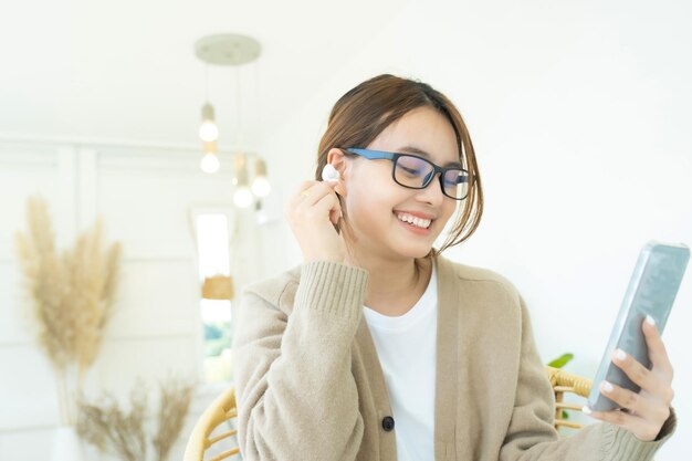 Nahaufnahme einer Frau mit Handy