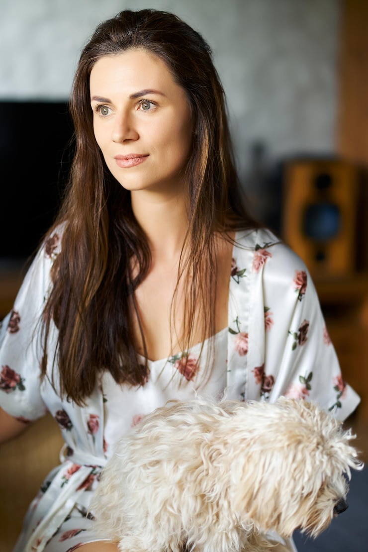 Foto nahaufnahme einer frau mit hund, die zu hause sitzt