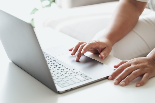 Nahaufnahme einer Frau mit Laptop im Home Office oder am Arbeitsplatz