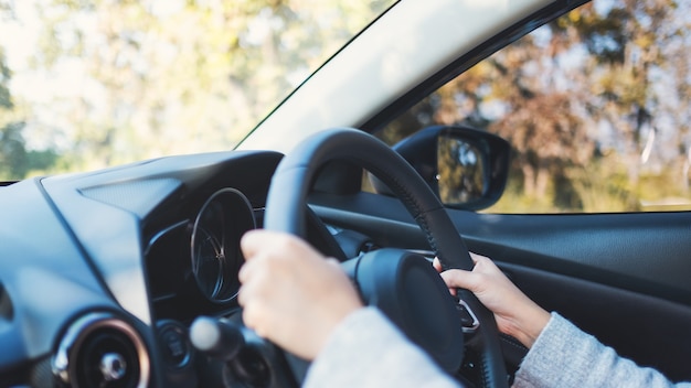 Foto nahaufnahme einer frau mit lenkrad beim autofahren auf der straße