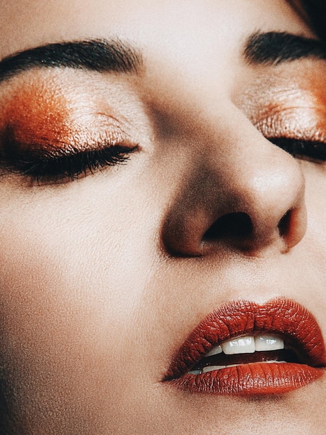 Nahaufnahme einer Frau mit Make-up