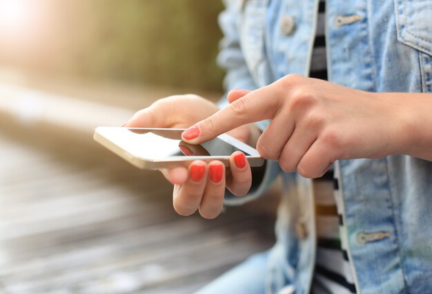 Nahaufnahme einer Frau mit mobilem Smartphone