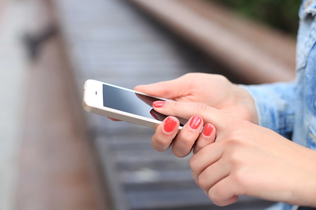 Nahaufnahme einer Frau mit mobilem Smartphone