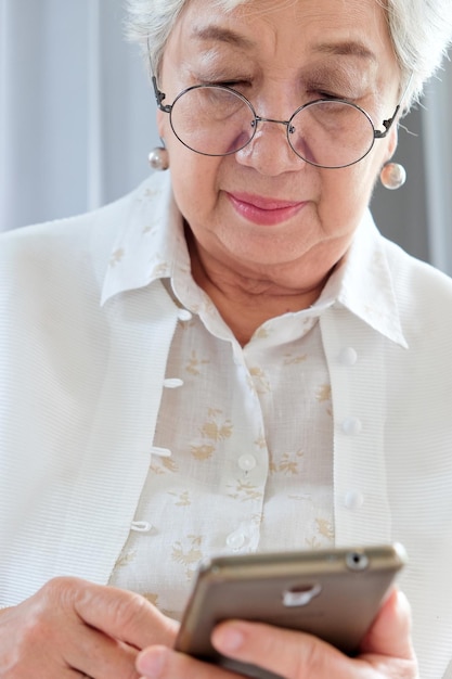Nahaufnahme einer Frau mit Mobiltelefon im Innenraum