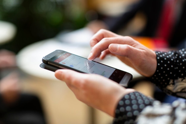 Foto nahaufnahme einer frau mit mobiltelefon