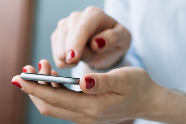 Nahaufnahme einer Frau mit Mobiltelefon