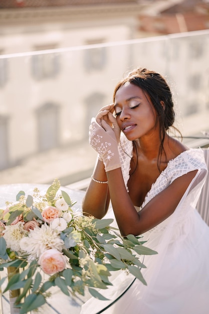 Nahaufnahme einer Frau mit rosa Blumen