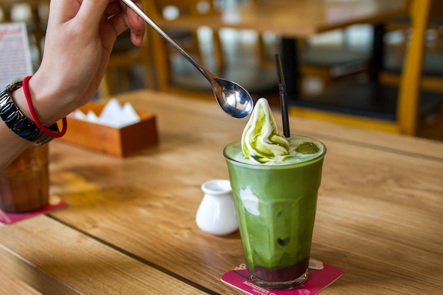 Nahaufnahme einer Frau mit Smoothie