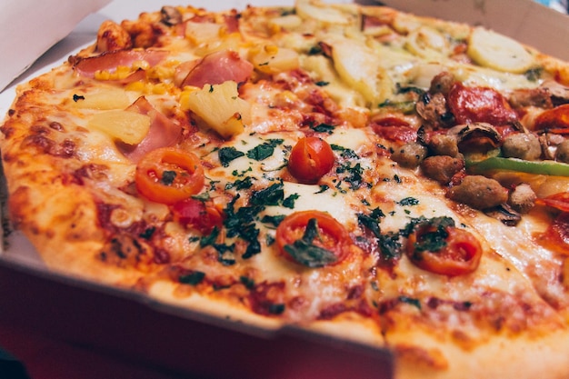 Nahaufnahme einer frisch gebackenen Pizza
