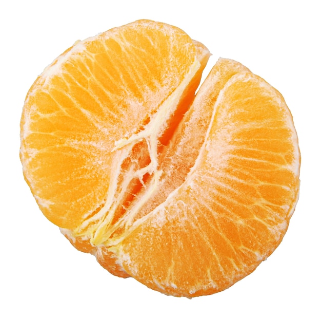 Foto nahaufnahme einer frisch geschälten mandarin-orange auf weißem hintergrund