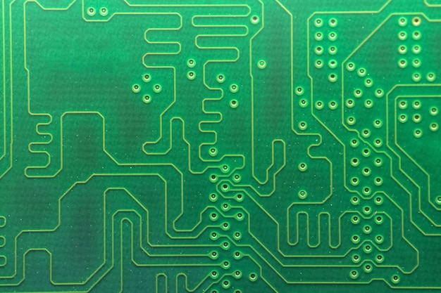 Nahaufnahme einer gebrauchten grünen elektronischen Leiterplatte mit Staub