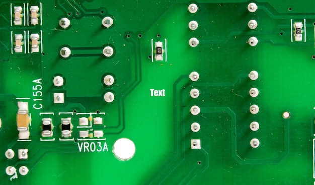 Foto nahaufnahme einer gedruckten grünen computerplatine mit identifikationsnummern der komponenten