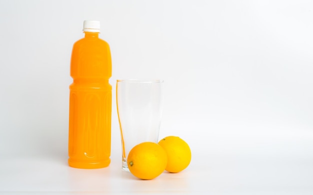 Foto nahaufnahme einer gelben flasche vor weißem hintergrund