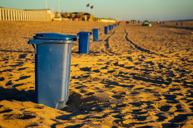 Nahaufnahme einer gelben Pfeife auf Sand