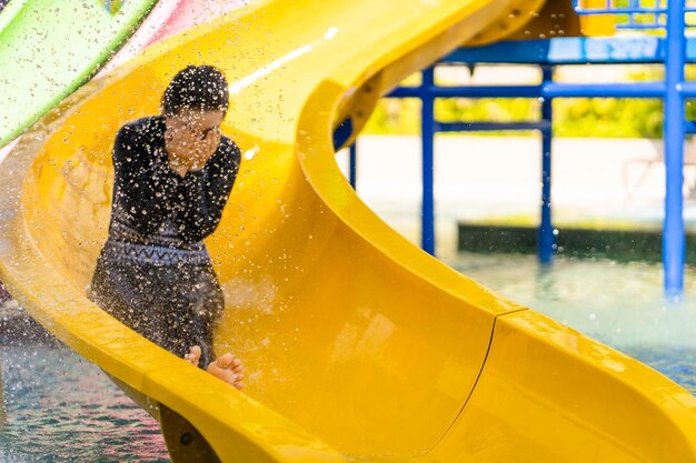 Foto nahaufnahme einer gelben rutsche auf dem spielplatz