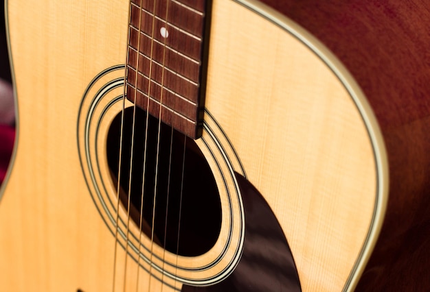 Foto nahaufnahme einer gelben sechssaitigen akustikgitarre