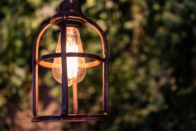 Nahaufnahme einer gemütlichen Lampe in einem Café