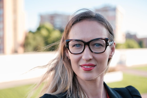 Nahaufnahme einer Geschäftsfrau auf der Büroterrasse. Konzeptionelles Business Female Empowerment Training