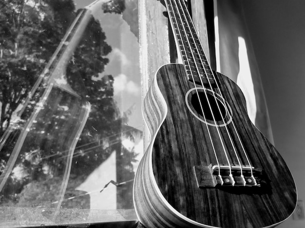 Foto nahaufnahme einer gitarre am fenster zu hause