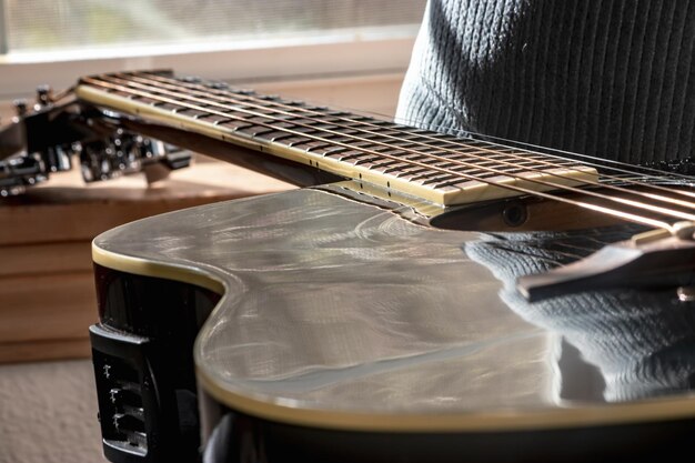 Foto nahaufnahme einer gitarre auf einem tisch