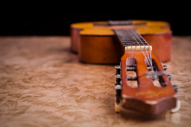 Nahaufnahme einer Gitarre auf einem Tisch