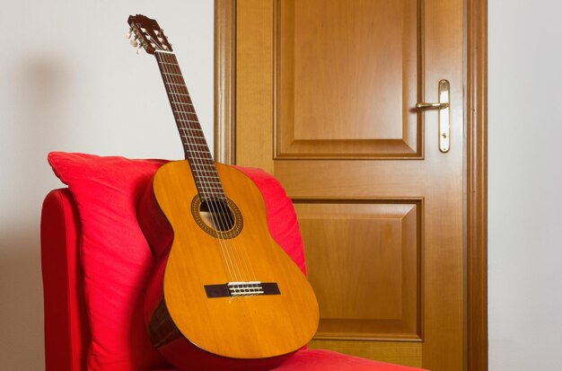 Foto nahaufnahme einer gitarre gegen die wand zu hause