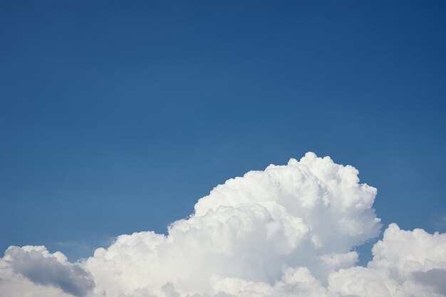 Nahaufnahme einer großen weißen flauschigen Wolke am klaren blauen Himmel