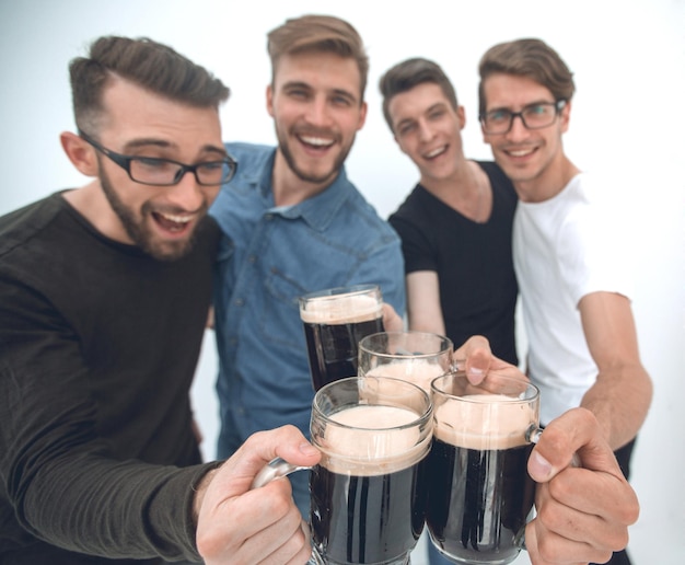 Nahaufnahme einer Gruppe glücklicher junger Männer, die mit Biergläsern klirren, isoliert auf Weiß