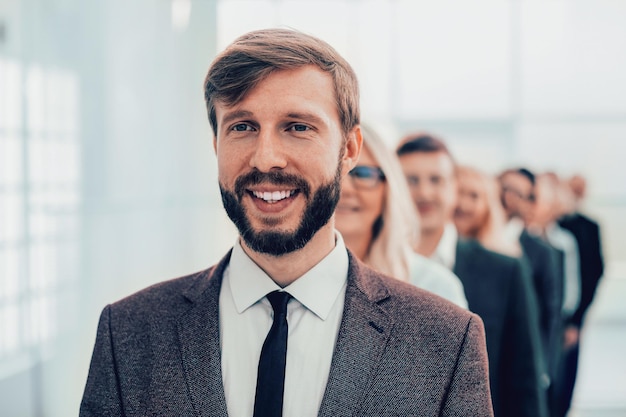 Nahaufnahme einer Gruppe glücklicher Mitarbeiter, die im Büro stehen