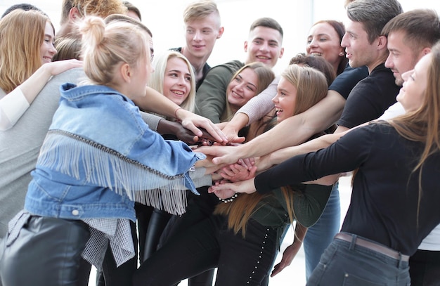 Nahaufnahme einer Gruppe junger Menschen, die ihrer Einheit das Konzept der Teamarbeit zeigen