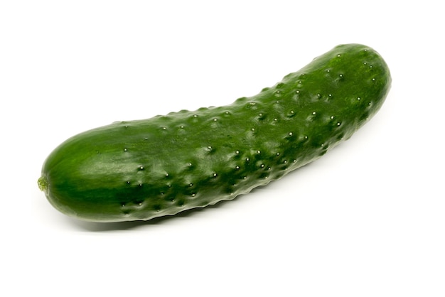 Nahaufnahme einer Gurke auf weißem Hintergrund