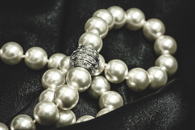 Nahaufnahme einer Halskette aus weißen Perlen mit einem Luxusverschluss