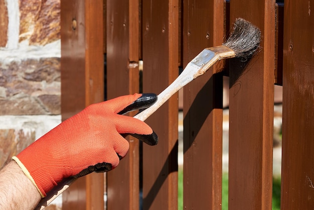 Nahaufnahme einer Hand, die an Holz arbeitet