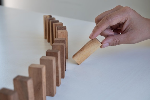 Foto nahaufnahme einer hand, die ein ausgestopftes spielzeug auf dem tisch hält