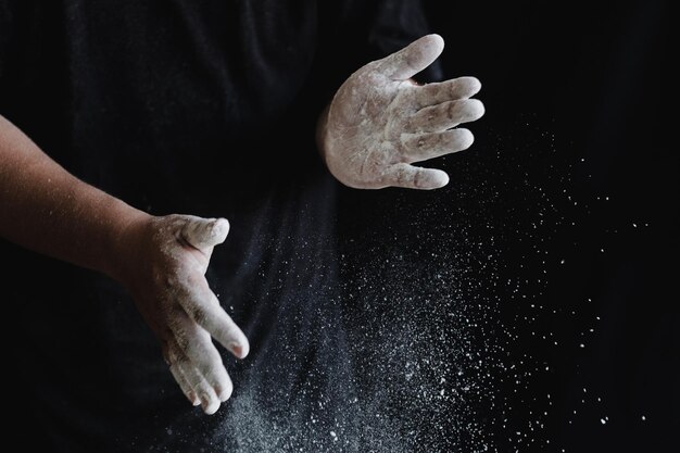 Foto nahaufnahme einer hand, die ein blatt auf dem tisch hält