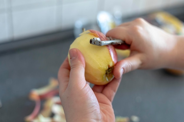 Nahaufnahme einer Hand, die ein gelbes Blatt hält