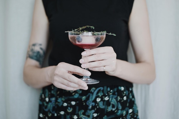 Nahaufnahme einer Hand, die ein Glas Getränk hält