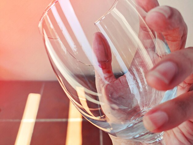 Foto nahaufnahme einer hand, die ein glas wein hält