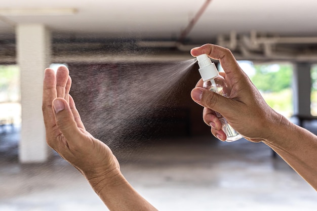 Foto nahaufnahme einer hand, die ein handy hält