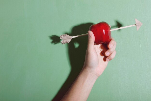 Foto nahaufnahme einer hand, die ein rotes blatt hält