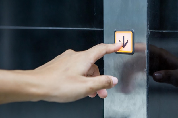 Nahaufnahme einer Hand, die ein Smartphone hält