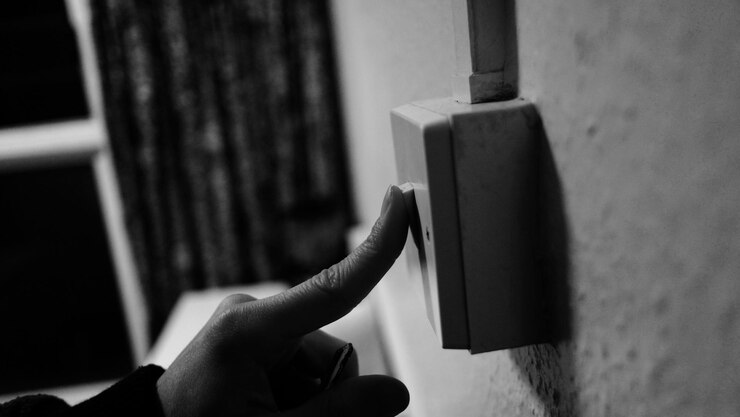 Foto nahaufnahme einer hand, die eine brille hält