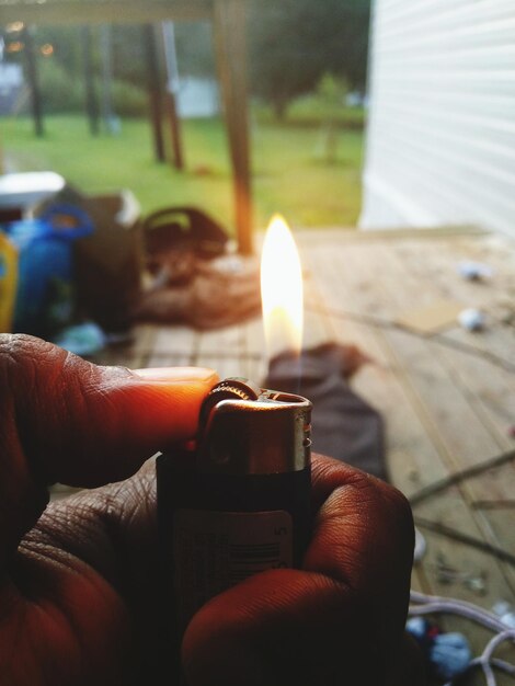 Foto nahaufnahme einer hand, die eine kerze hält