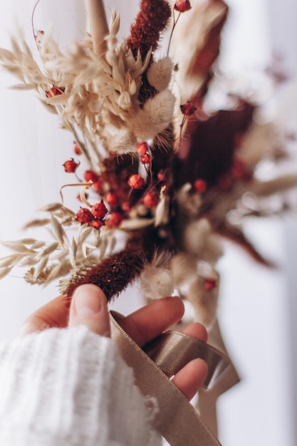 Foto nahaufnahme einer hand, die eine weihnachtsdekoration hält