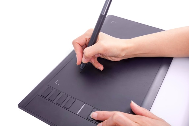 Nahaufnahme einer Hand, die einen Stift hält und auf einer Tablet-Oberflächenretusche zeichnet